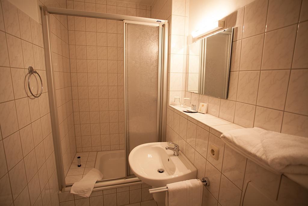 Hotel Haus Union Oberhausen  Room photo